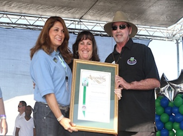 Parkwest’s COO Craig Hostert and wife Kathleen (center) receiving an award at the Donate Life Run/Walk Even